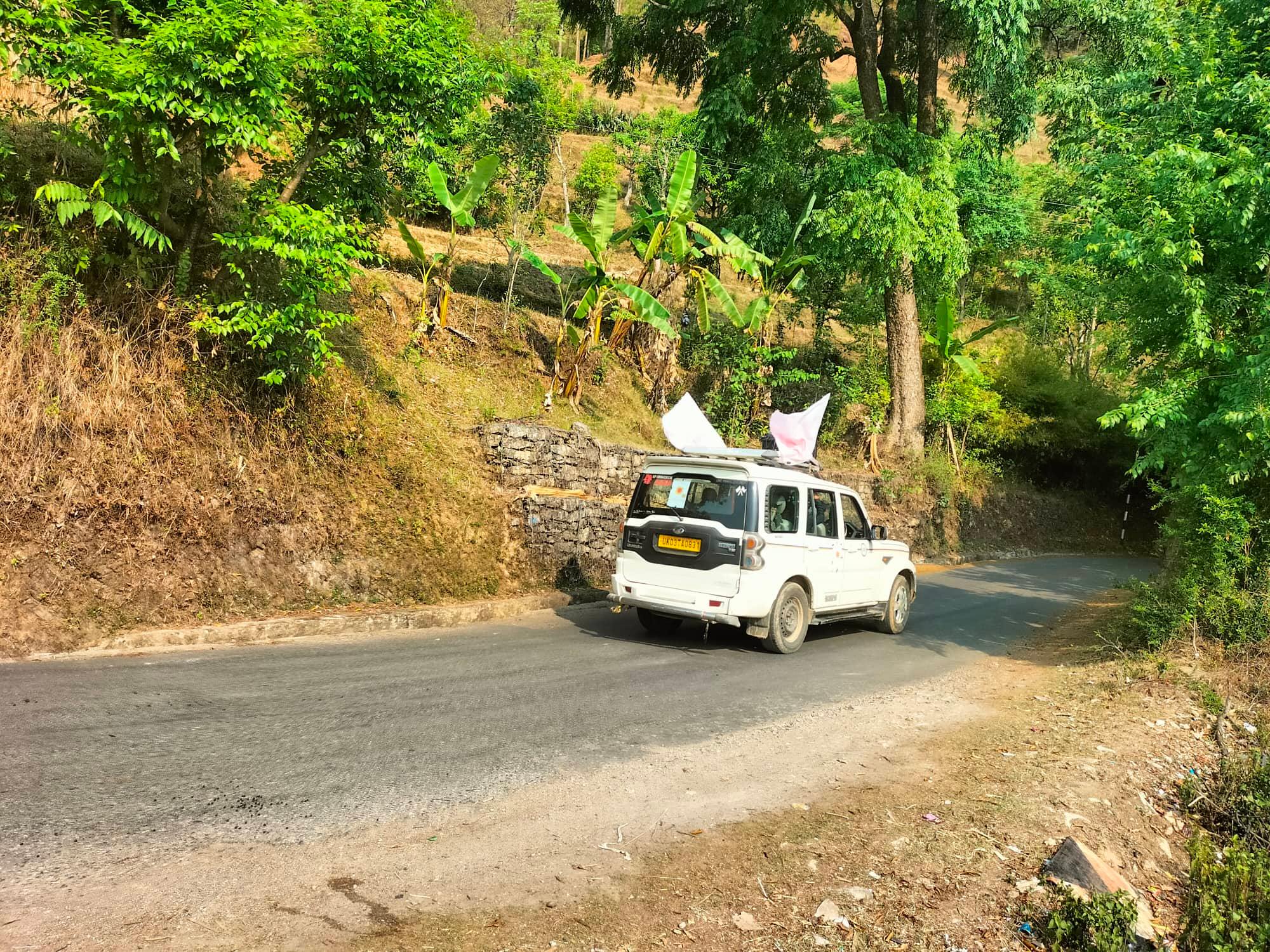 बैतडीमा एमालेको प्रचारमा भारतीय नम्बरको गाडी प्रयोग